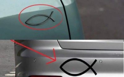 Wat betekent het kleine visvormige symbool op de achterkant van sommige auto’s en waar is het voor?