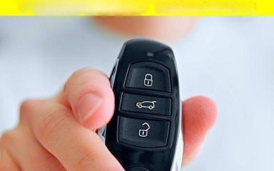 Houd de afstandsbediening van de auto 5 seconden ingedrukt: een praktische tip.